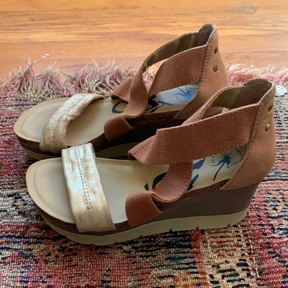 Super comfortable OTBP wedges. Gold and brown. Size 6